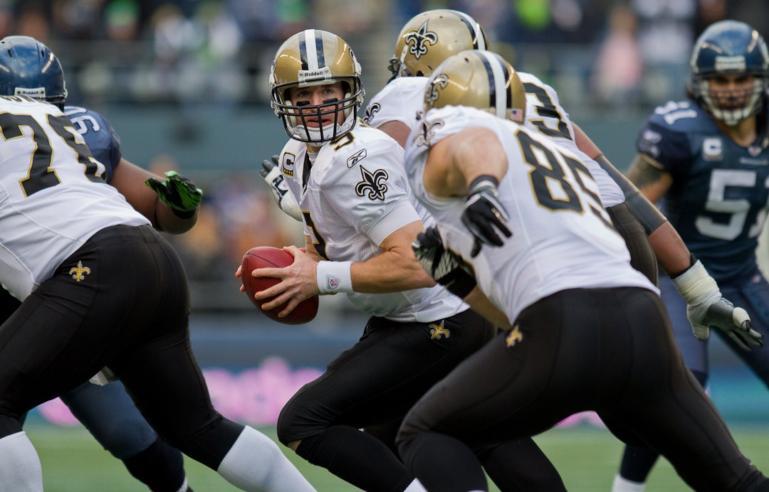 Drew_Brees_prepares_to_pass_vs_Seahawks_in_2011_NFC_wildcard